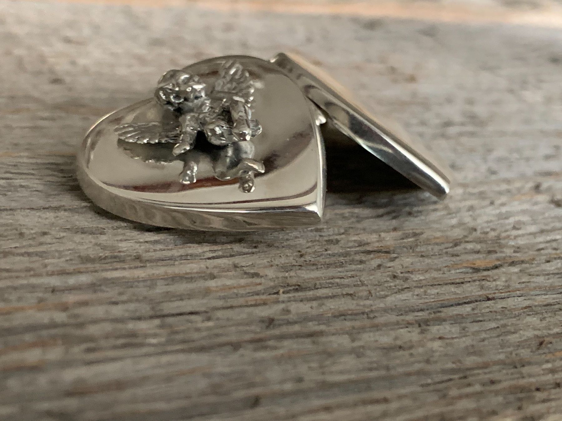 Ciondoli: Medaillon mit Engel Sterling Silver 925 Herz Amulett – Nuovo (secondo la descrizione) da Bern venduto da Jiffy 4