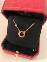 Goldfarbene Halskette mit Schmuckbox