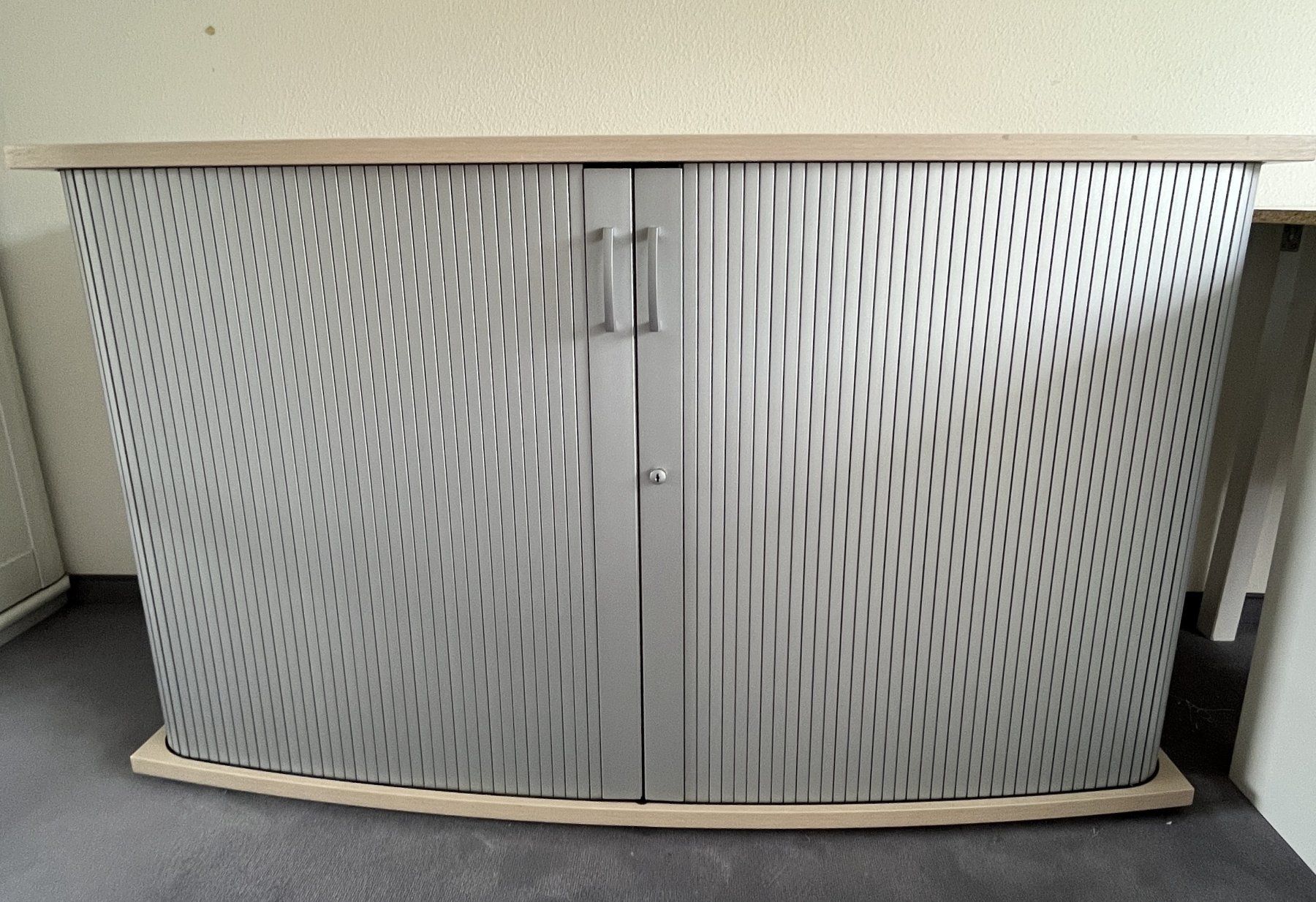 Cassettiere: Sideboard mit Rolltüre – Usato da Mönchaltorf venduto da Rog_9by5