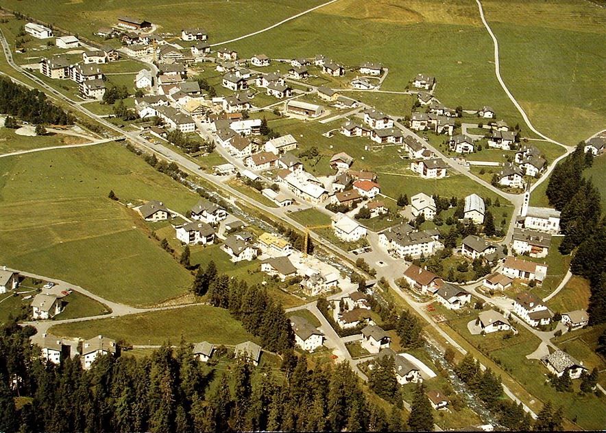 Cartoline postali: LA PUNT-CHAMUES-CH Flugaufnahme – Usato da Jona venduto da philajona