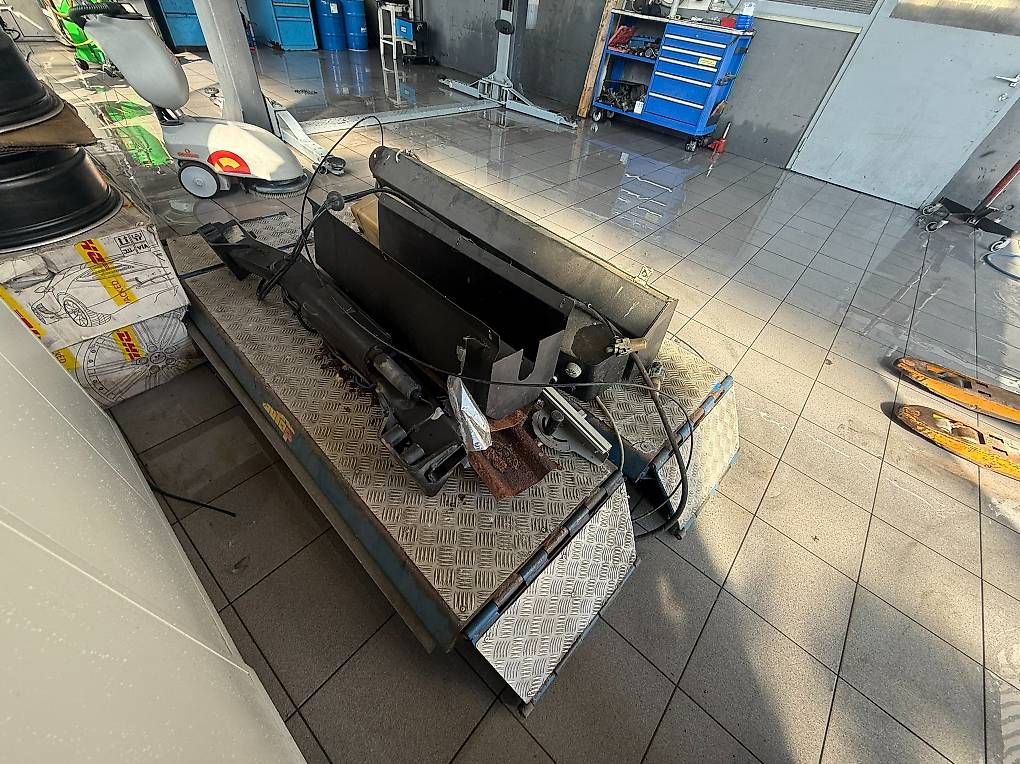 Tutti gli attrezzi: Lift ciseaux 3000 KG – Usato da Penthaz venduto da gcv_7dnp 3
