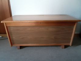 Vintage Sitz-Truhe / Kinder-Truhe aus Vollholz abschliessbar