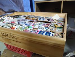 2,3 kg timbres de divers pays du monde - sur fragments