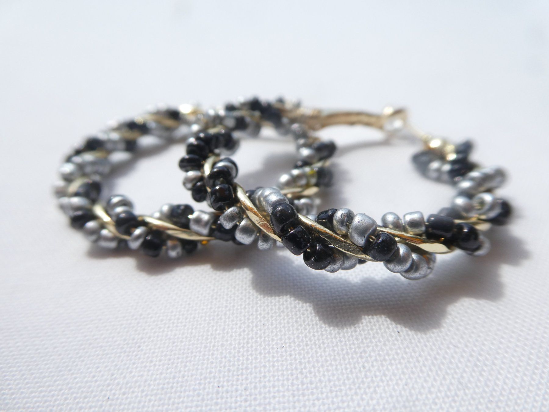 Orecchini pendenti & Orecchini a lobo: Creolen mit Rocailles-Perlen, Modeschmuck, neu – Nuovo (secondo la descrizione) da Gattikon venduto da kaandooh 1