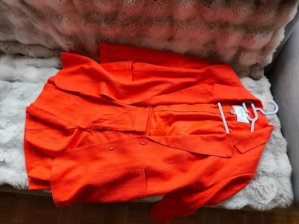 Kleiderpakete: Ensemble pour femme (veste, short)  – Gebraucht aus La Chaux-de-Fonds von vfh_xt68 2