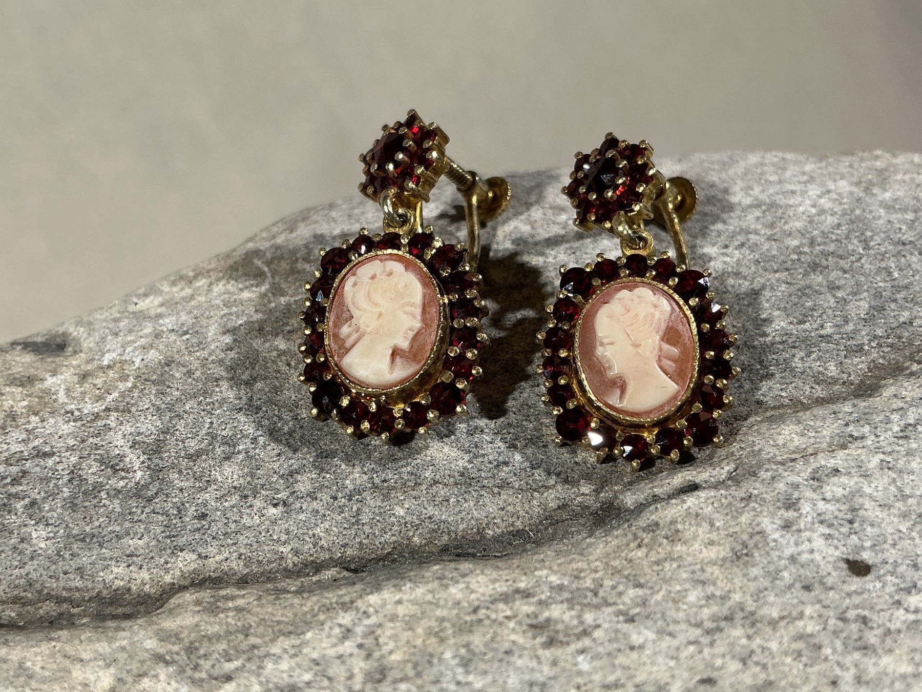 Orecchini pendenti & Orecchini a lobo: BÖHMISCHER GRANATSCHMUCK Ohrclips Cameé – Nuovo (secondo la descrizione) da Richterswil venduto da Restwert_Richterswil 2
