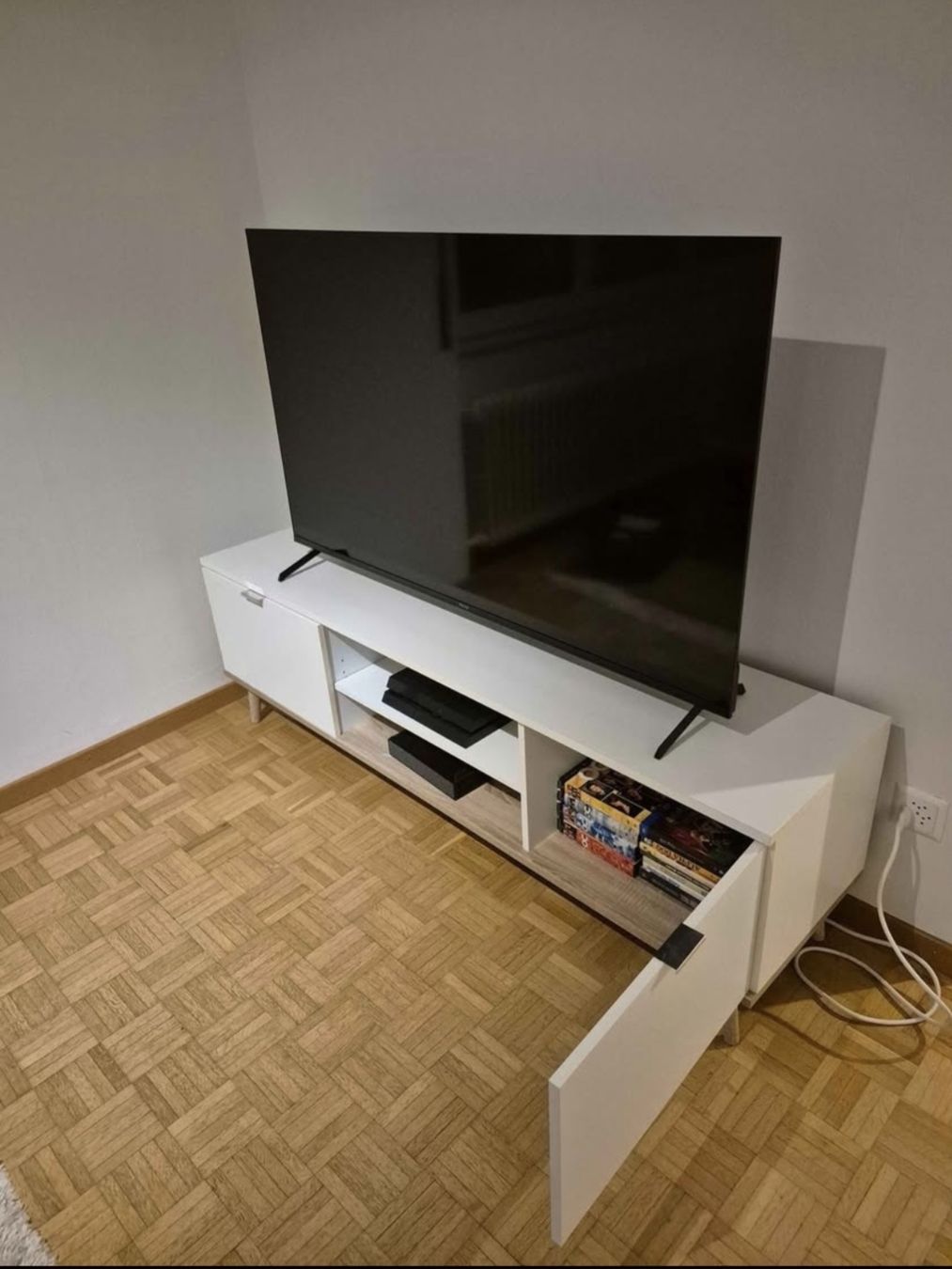 TV Möbel: Weisses Lowboard, TV-Möbel – Gebraucht aus Wallisellen von Dino9619 1
