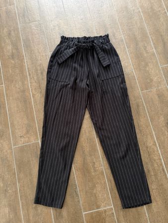 Damen Stoffhose gestreift schwarz mit Bindegurt neuwertig