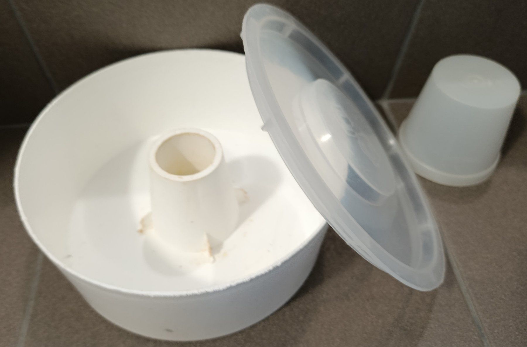 Alveari: Deckbrett-Futtergeschirr Kunsstoff gebraucht, 1.8 l – Usato da Olten venduto da Astrith 1