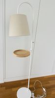Depot Stehleuchte mit Holztisch, Esche, weiss – neuwertig