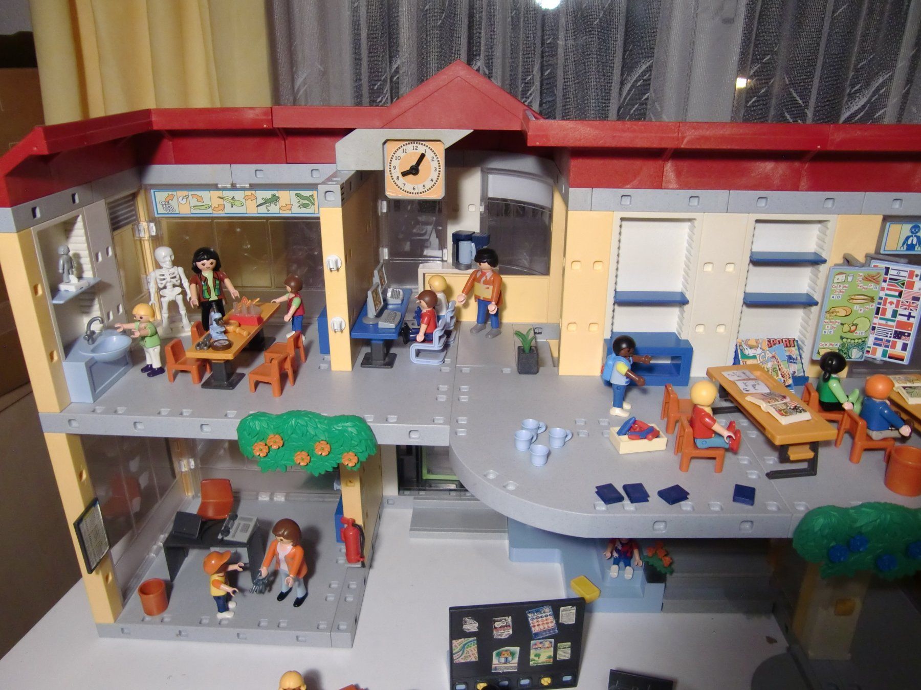 Playmobil Spielzeuge: Playmobil Grosse Schule + Turnhalle - RIESIG – Gebraucht aus Arbon von 200sterne 1