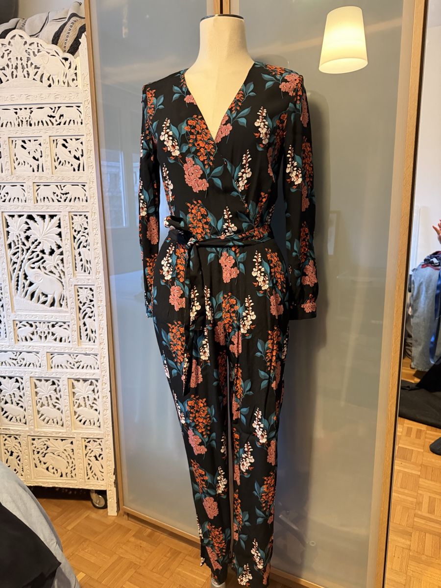 Massimo Dutti Jumpsuits: Combinaison Massimo Dutti taille 38 – Gebraucht aus lausanne von annec777