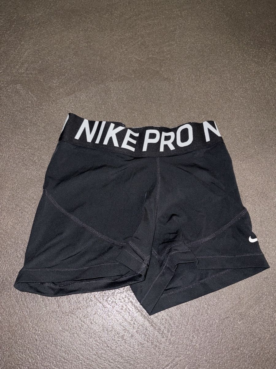 Nike Leggings: nike pro shorts  – Gebraucht aus Baar von ams_9dlw