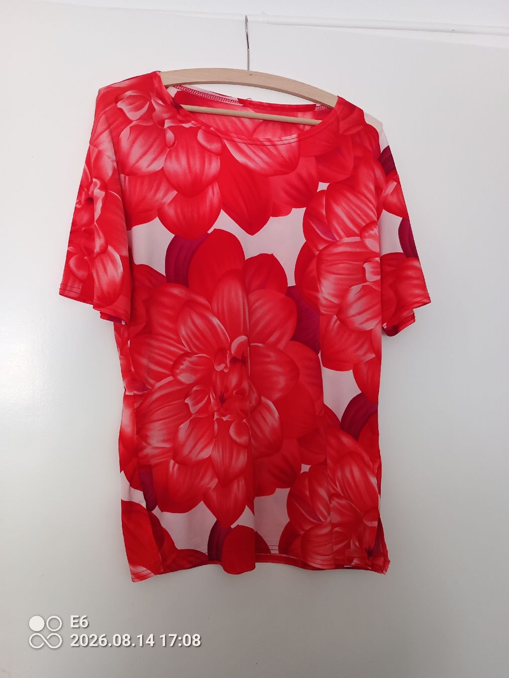 T-Shirts: Rotes Shirt mit Blumenmuster – Gebraucht aus Zürich von Mitzi6 1