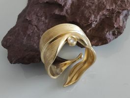 Ring in Form eines Blattes, mit Brilliant als Tautropfen