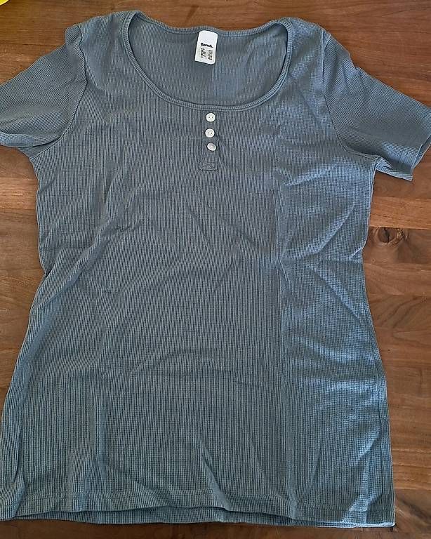 Bench T-Shirts: Tshirts NEU Marke BENCH – Neu (gemäss Beschreibung) aus Inwil von michaela0611 1