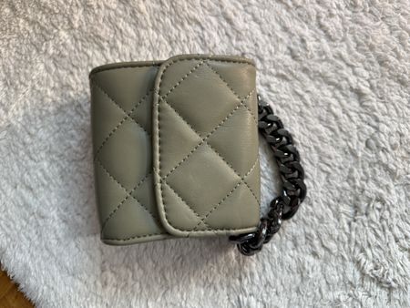 Kleine, graue Handtasche mit Kette – Neuwertig!