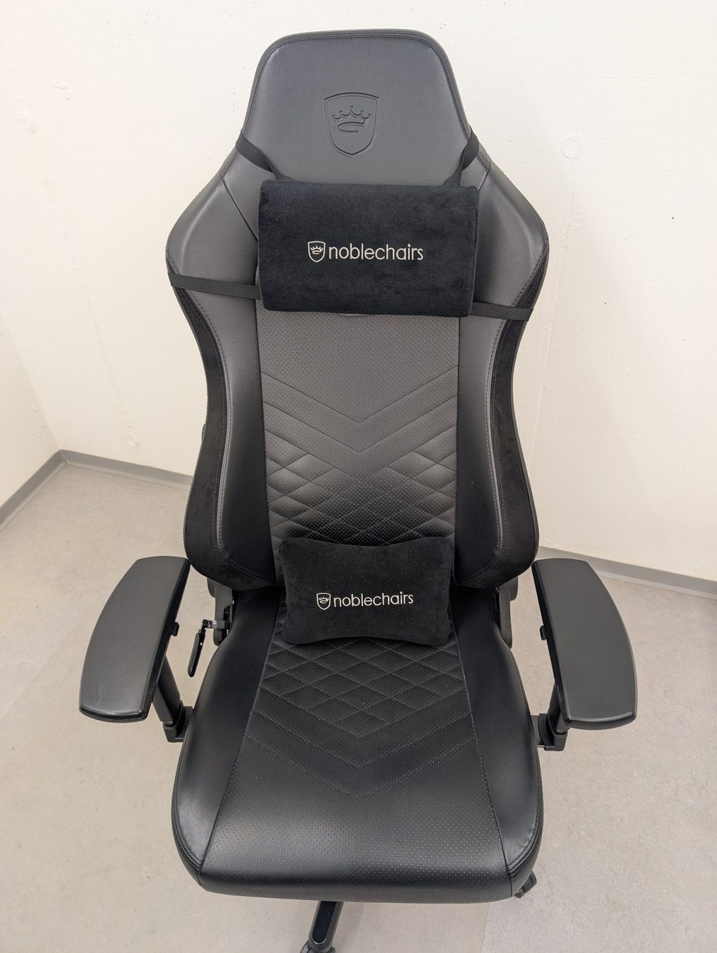 Noblechairs Sedie: Noblechairs HERO Gamingstuhl Schwarz – Usato da Oetwil am See venduto da fel_kj86 2