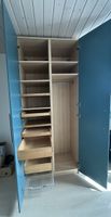 Schöner Kleiderschrank, Farbe Türkis/blau mit viel Stauraum