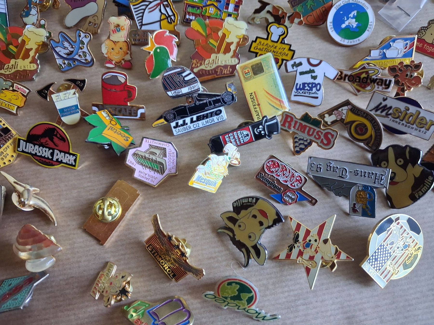 Placchette & Badge: b/ 100+ Pins mit Verschluss. Gemäss Bildern – Usato da Hagendorn venduto da siwasi3 6