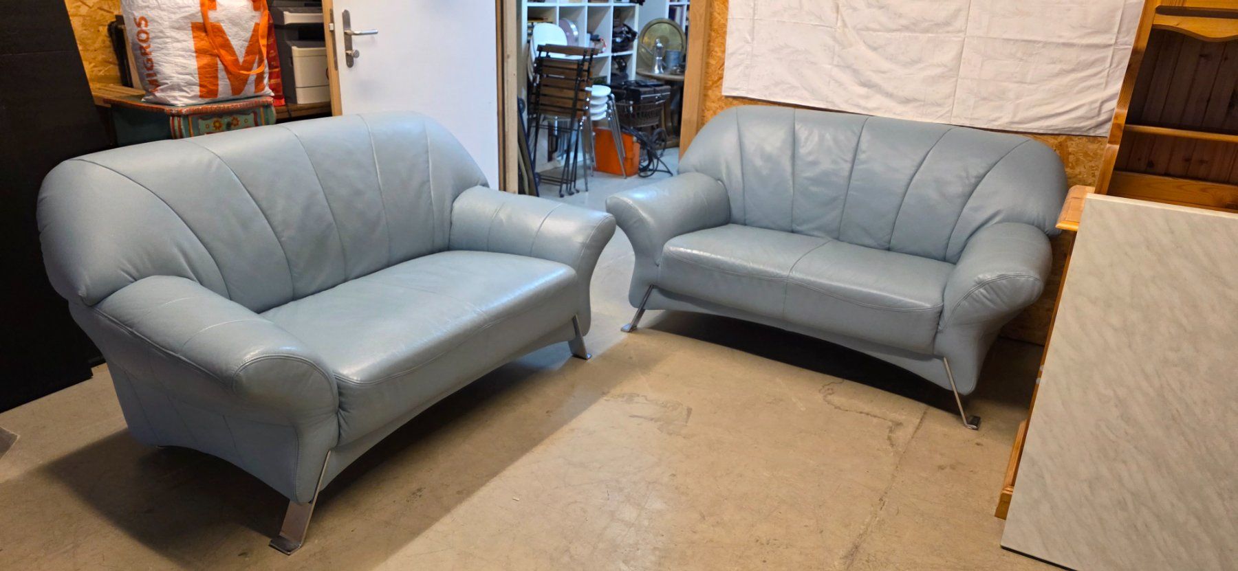 Divani: 2x 2er Sofa-Set aus hellblauem Echtleder, – Usato da Wittenbach venduto da gruezi-schwiz