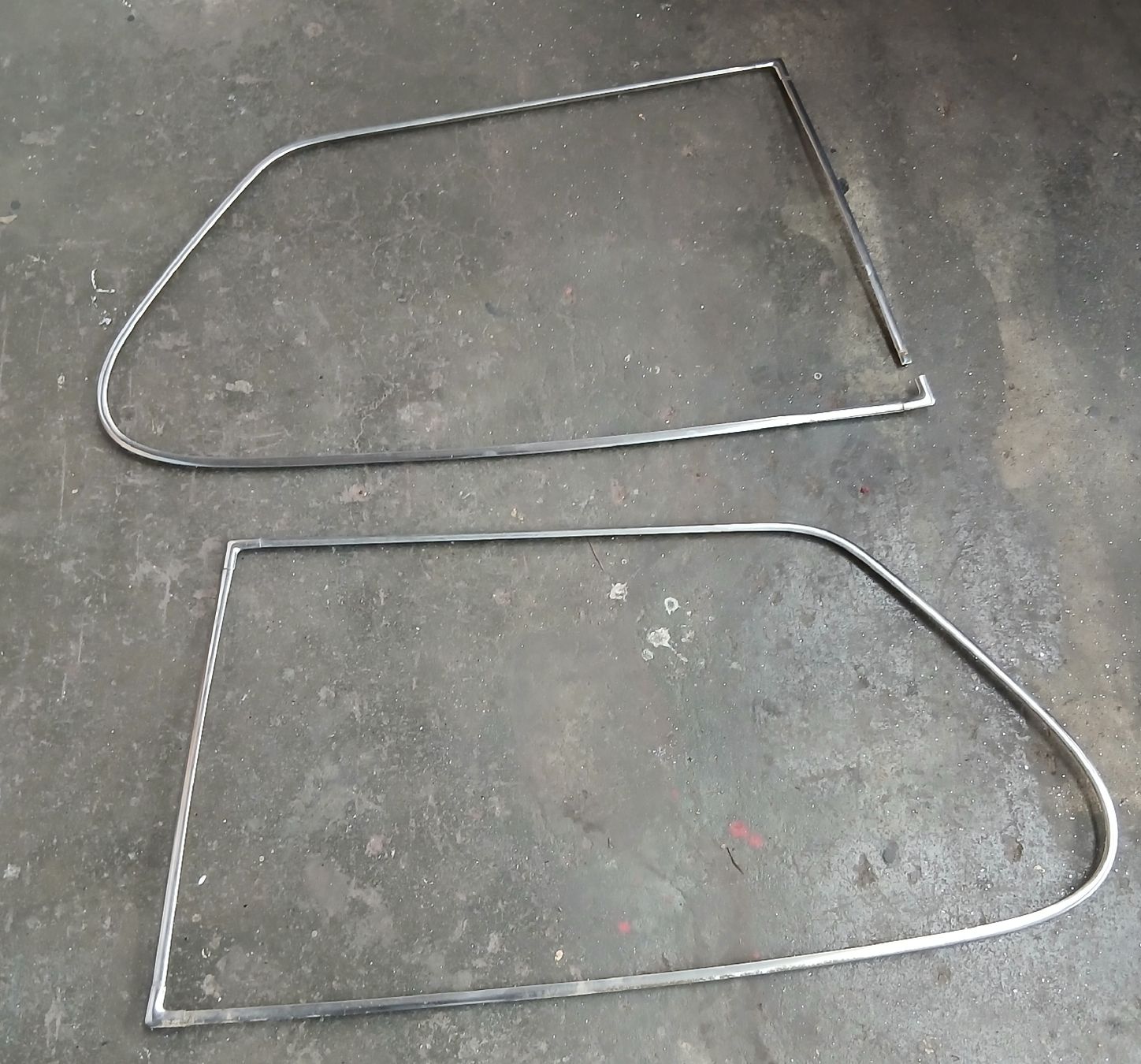 Saab Tutti pezzi di ricambio auto: Chrome de vitre latérale arrière Saab 99GL – Usato da la heutte venduto da Auto-stock