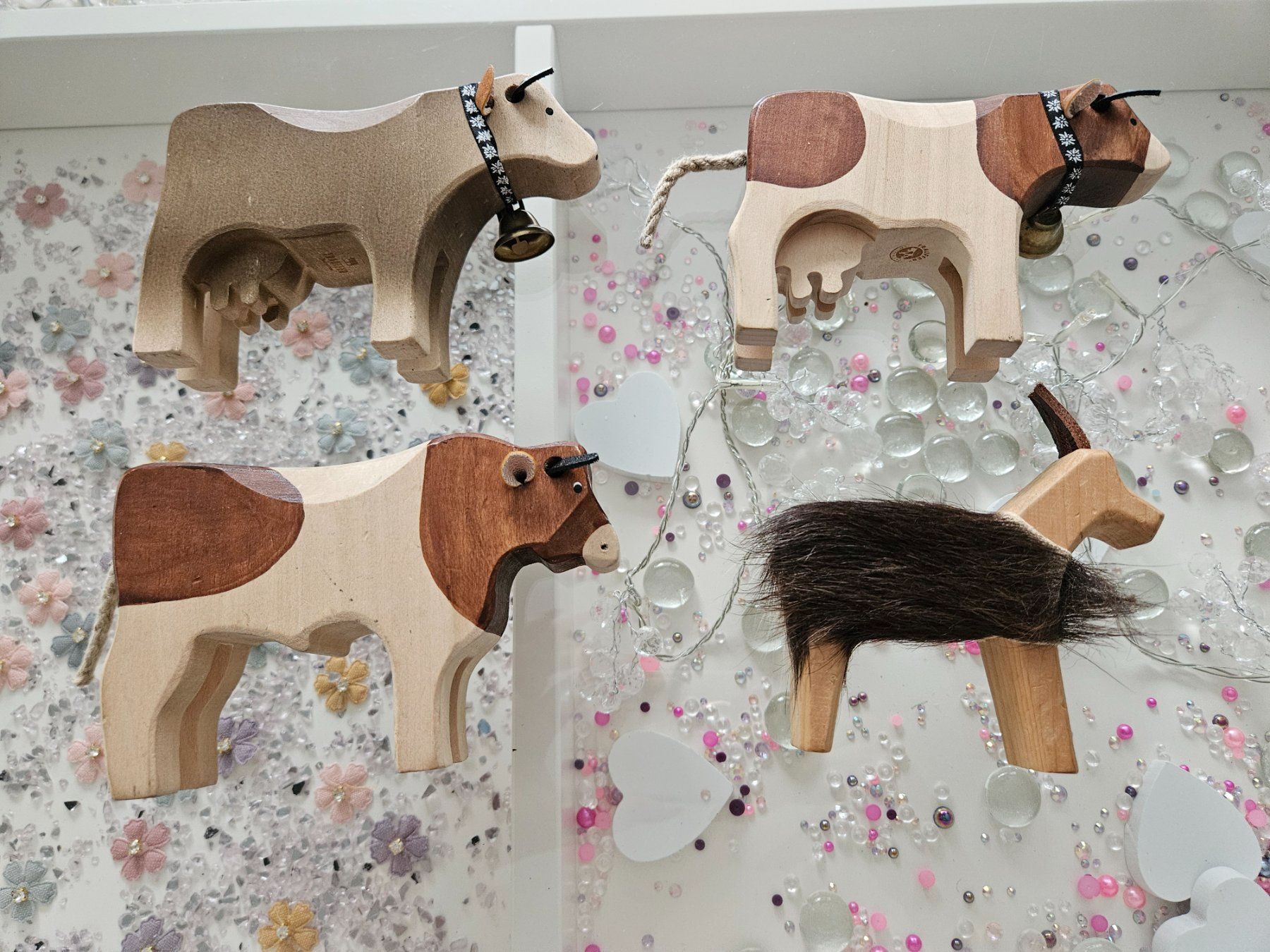 Trauffer Giocattoli: Trauffer Holzfiguren Kühe und Ziege – Usato da Unterägeri venduto da Sleepbear 2