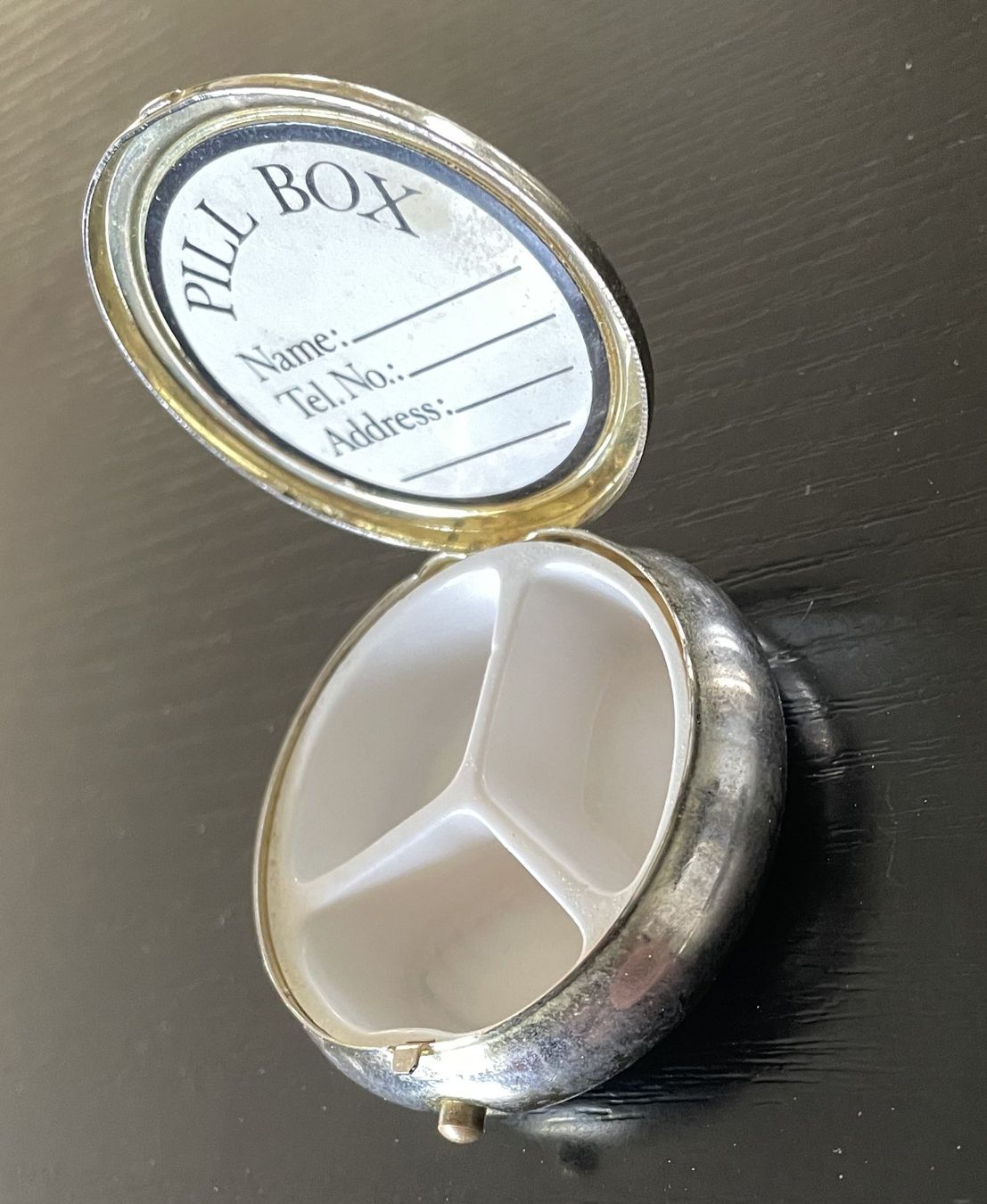 Recipients et similaires: Fleur de Lys Blechdose Dose Behälter Pillendose Springdeckel – D'occasion à Oftringen par allesmeins 7