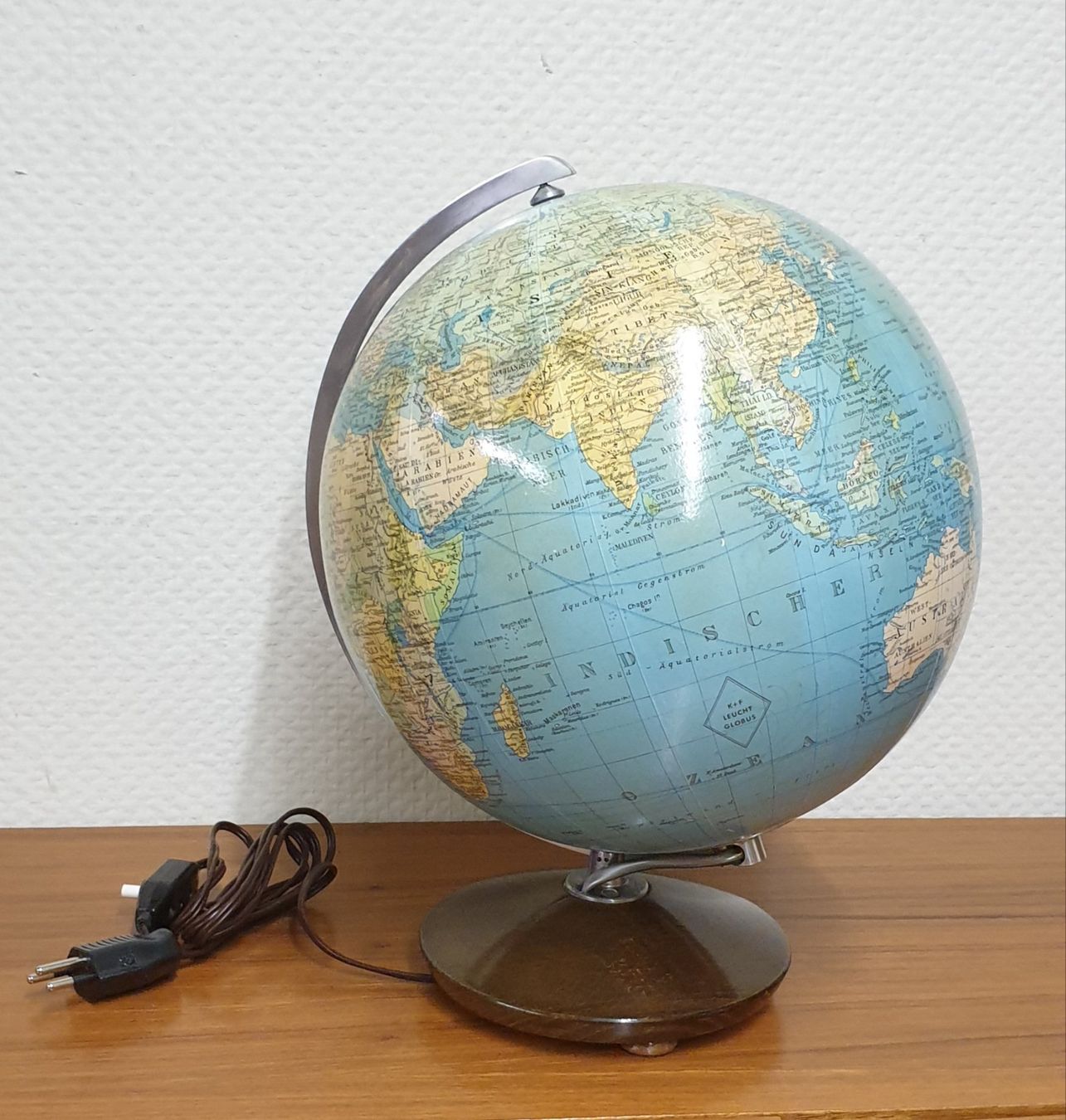 Sonstige Dekorationen & Accessoires: K+F Leuchtglobus Glas mit Holzfuss – Gebraucht aus Emmen von Brockofsky 2