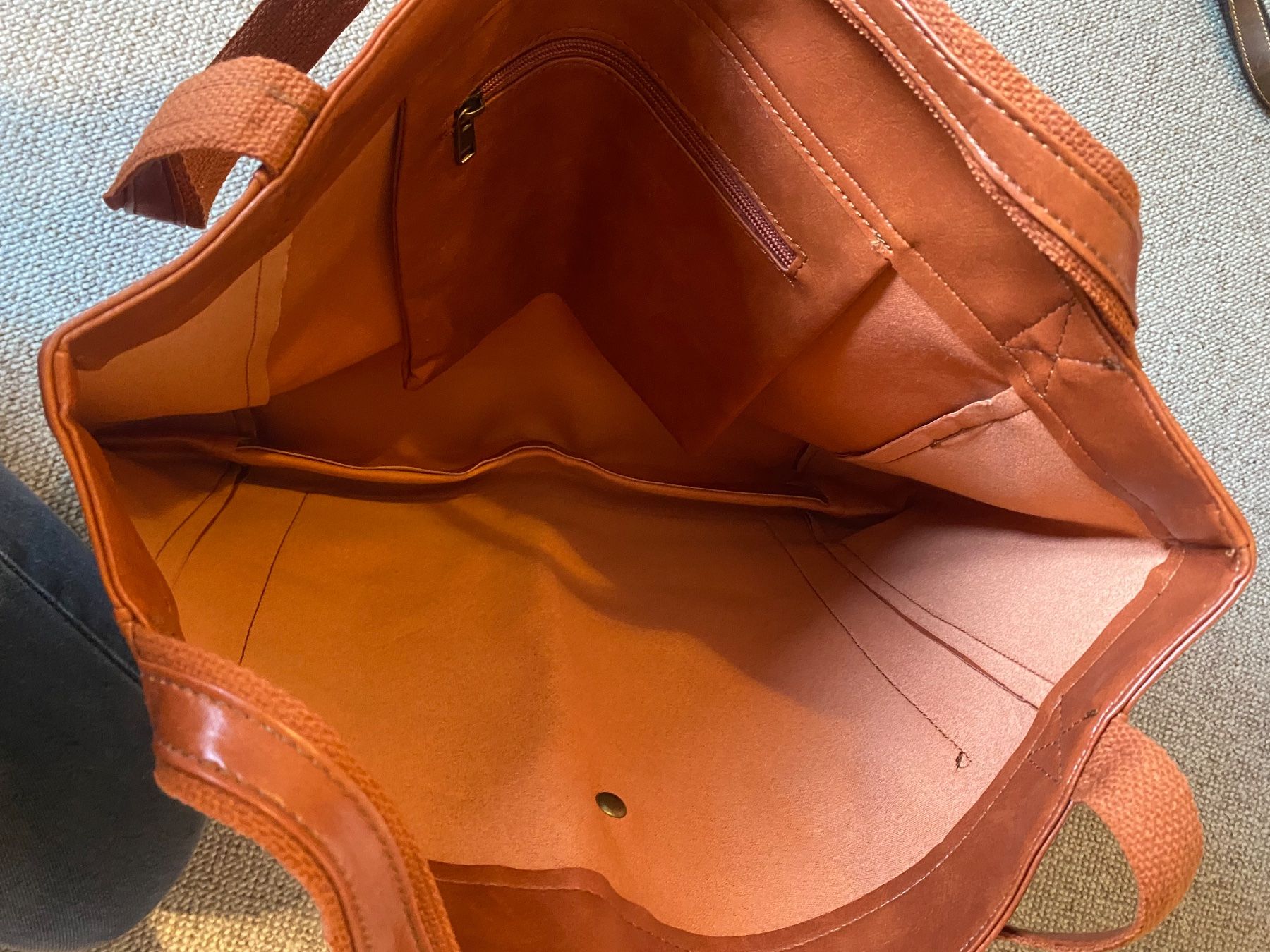 Taschen für Damen: Grosse Kunstledertasche – Neu (gemäss Beschreibung) aus Gossau SG von lar_2tvj 2