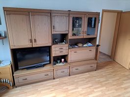 Wohnwand aus Holz mit Schubladen und Schränken