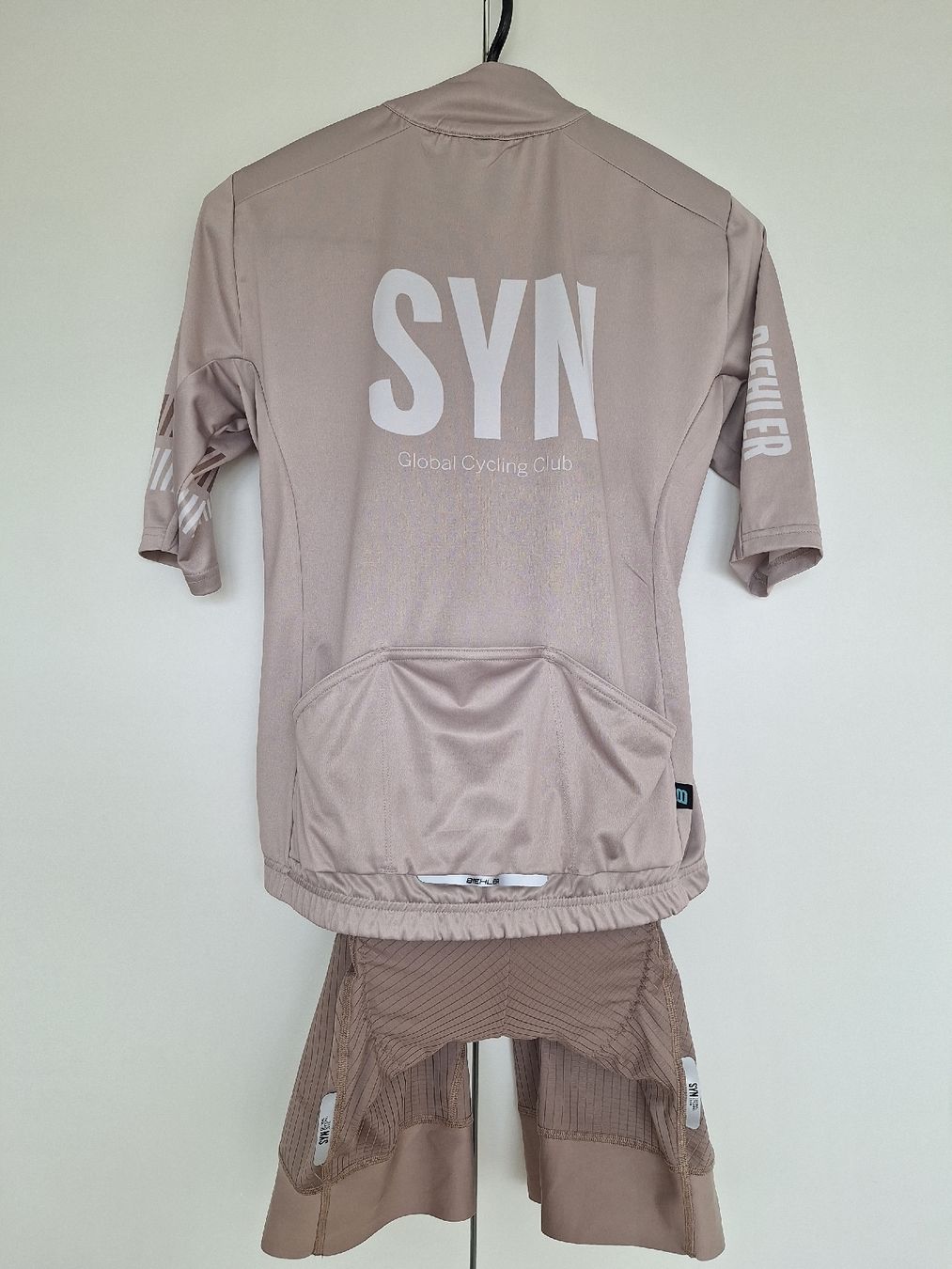 Canottiere & Pantaloni: SYN Radtrikot und Trägerhose, Grösse M – Nuovo (secondo la descrizione) da Zürich venduto da cp. 1