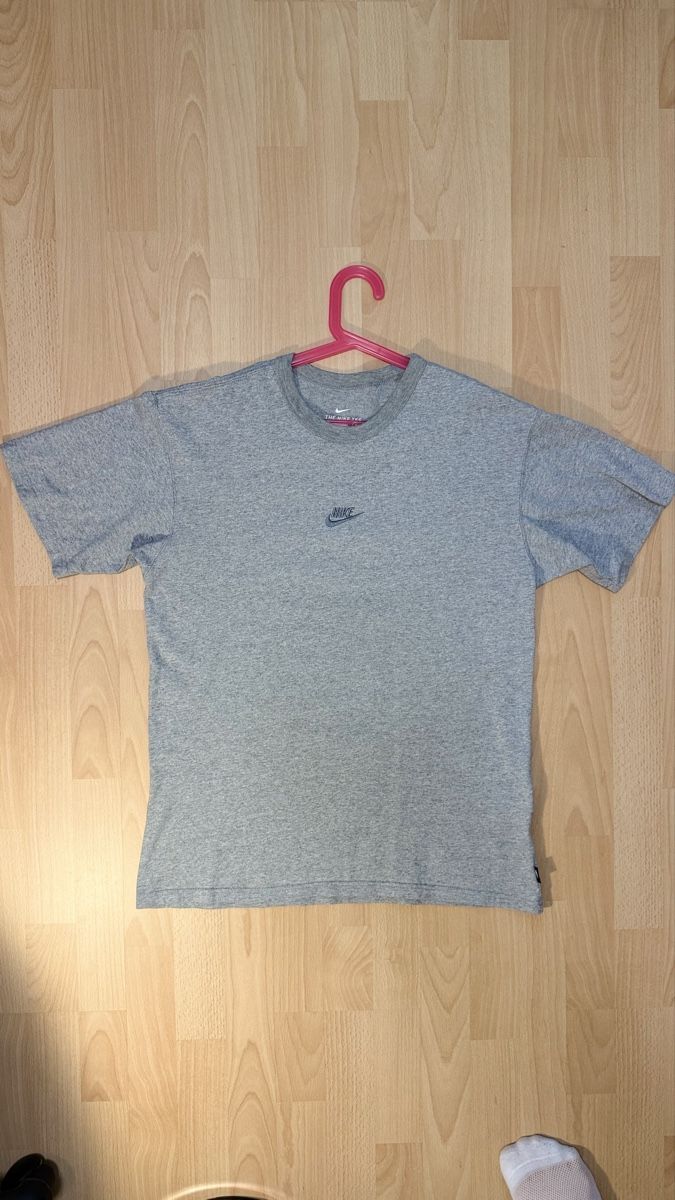 Nike T-shirt: T-shirt gris Nike taille S – Usato da Glovelier venduto da nba_9jf8