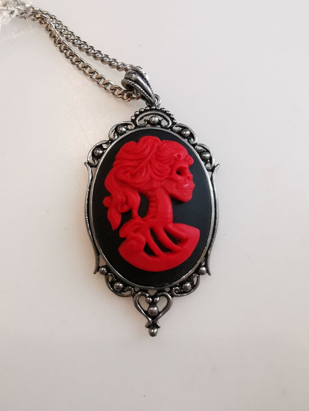 Catenine: Halskette Skeleton Lady Skull Schädel rot / schwarz – Nuovo e nell'imballaggio originale da Fischbach-Göslikon venduto da PitBullDoll