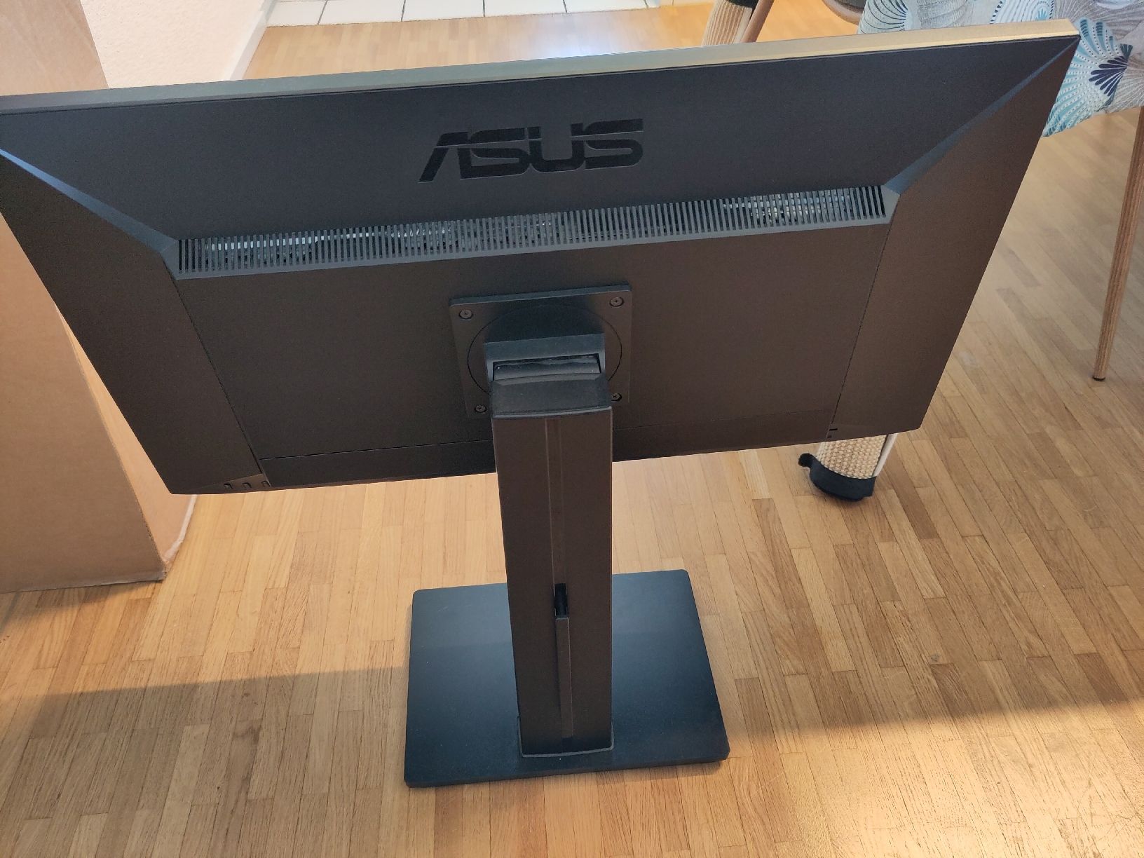 Asus Monitor: ASUS 24" Monitor Bildschirm – Difettoso da Zürich venduto da njerryrocky 1