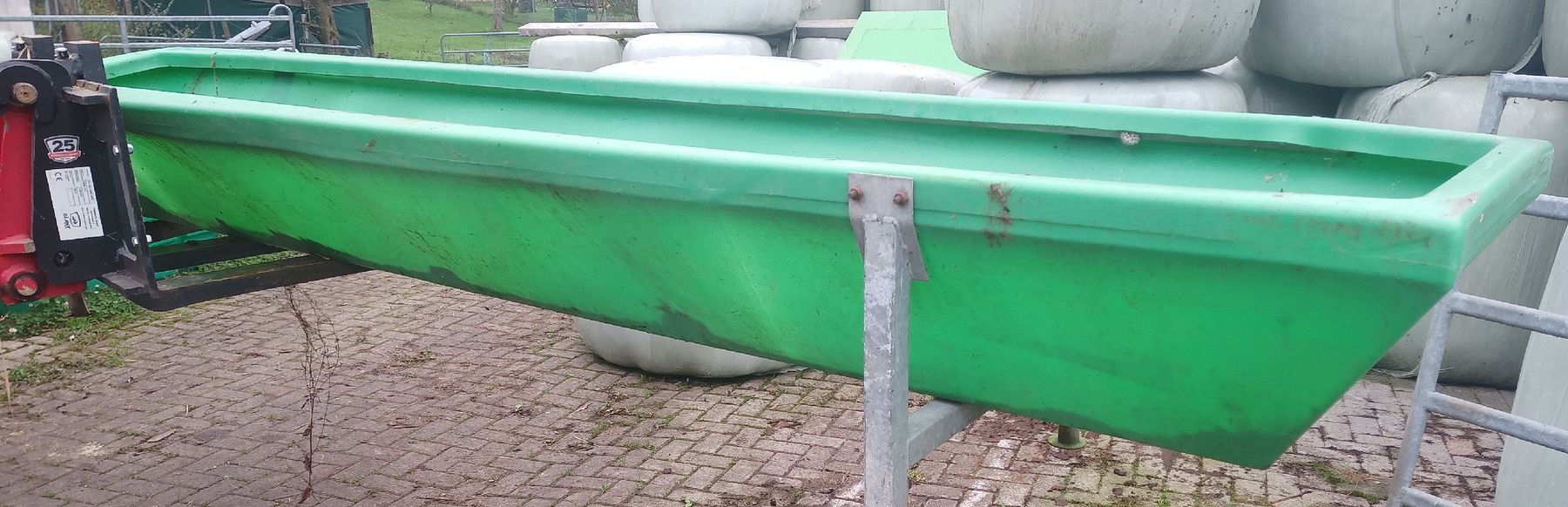Nourriture: Futtertrog aus Kunststoff – Défectueux à Hauenstein par Tduri