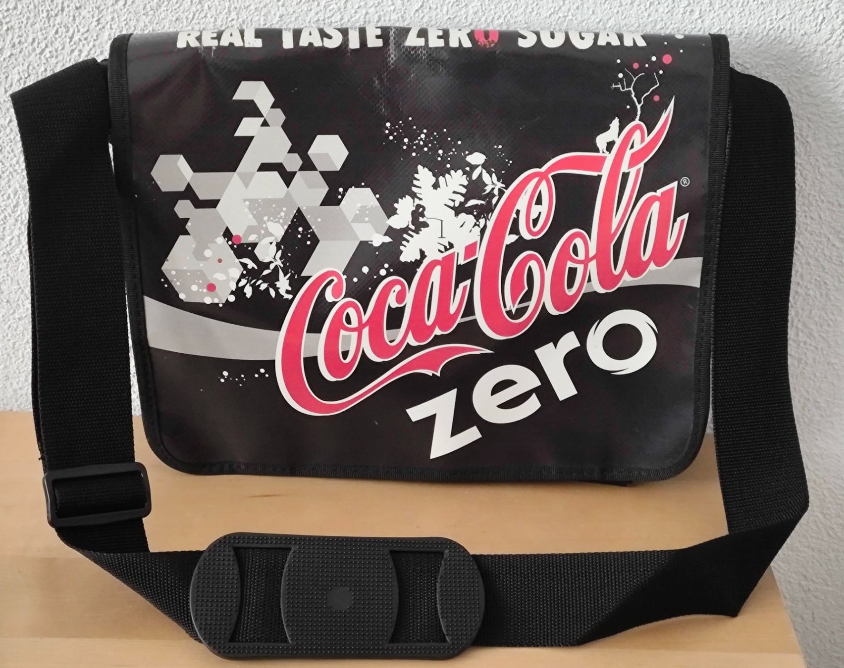 Coca-Cola Taschen: Coca-Cola ZERO Umhängetasche – Neu (gemäss Beschreibung) aus Pfäffikon ZH von Colacity 1