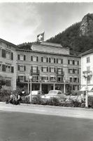 Bad Ragaz SG,  Hotel Lattmann, parkierte Autos 2 Männer 1959