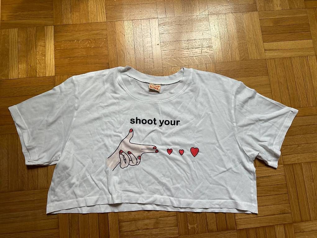Blusen, T-Shirts & Tops: Cute T-shirt – Gebraucht aus Zürich von abiiStore
