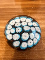 Presse-papier vintage en verre, décor floral bleu et blanc