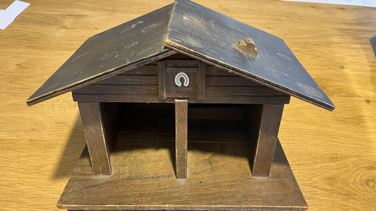 Jouets: Handmade wooden horse stable – D'occasion à Fleurier par Carolina_11
