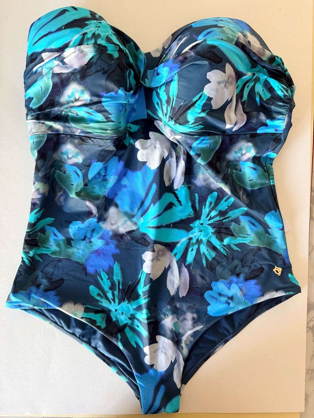 Triumph Badekleider & Bikinis: TRIUMPH, Badekleid SUMMER FLEUR, Grösse 46D, Farbe Blau – Neu und originalverpackt aus Rudolfstetten von gst_g7xl 1