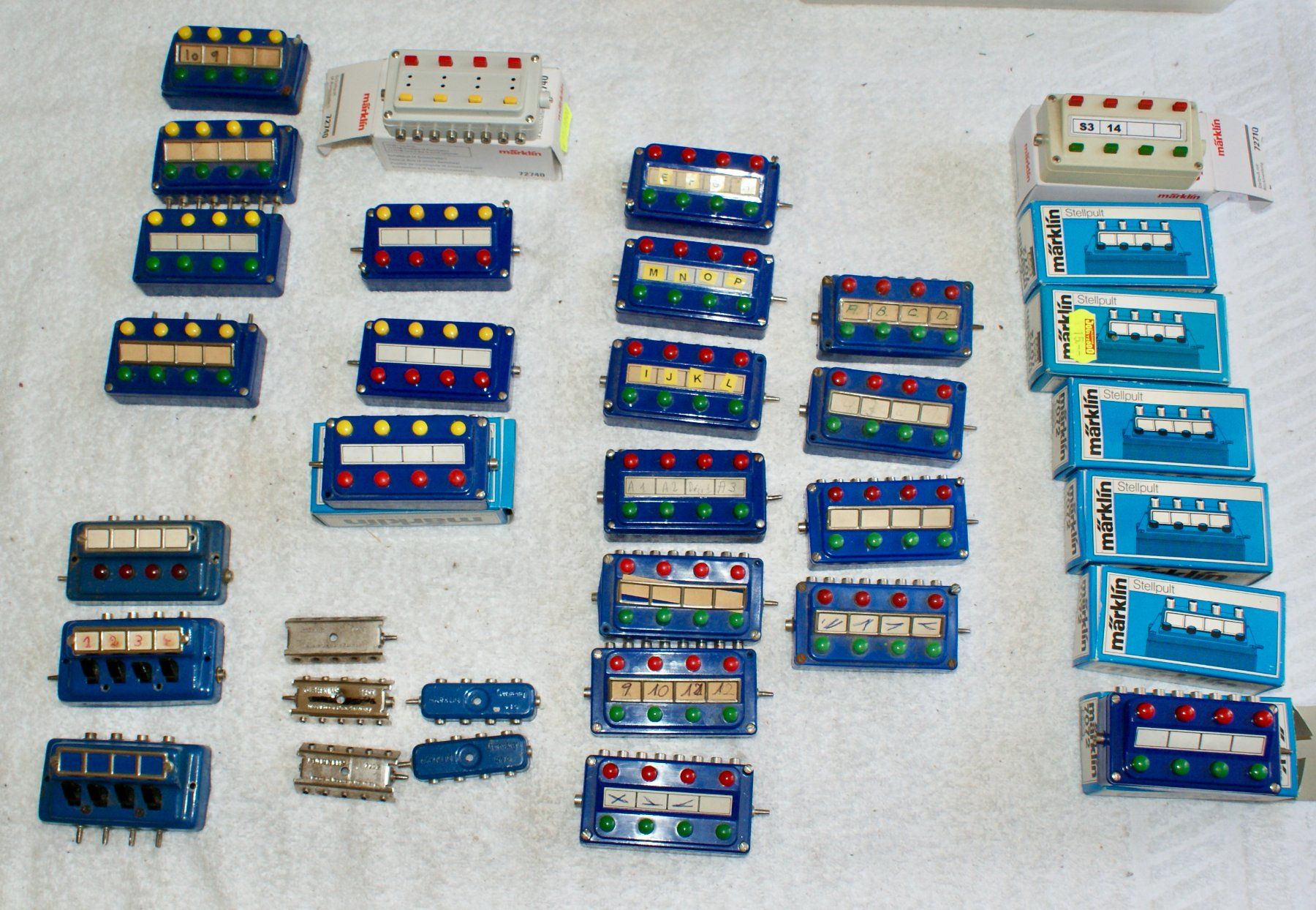 Märklin Modelleisenbahnen: Lot de 34 Pupitres de commande Marklin – Gebraucht aus Morrens VD von alain50
