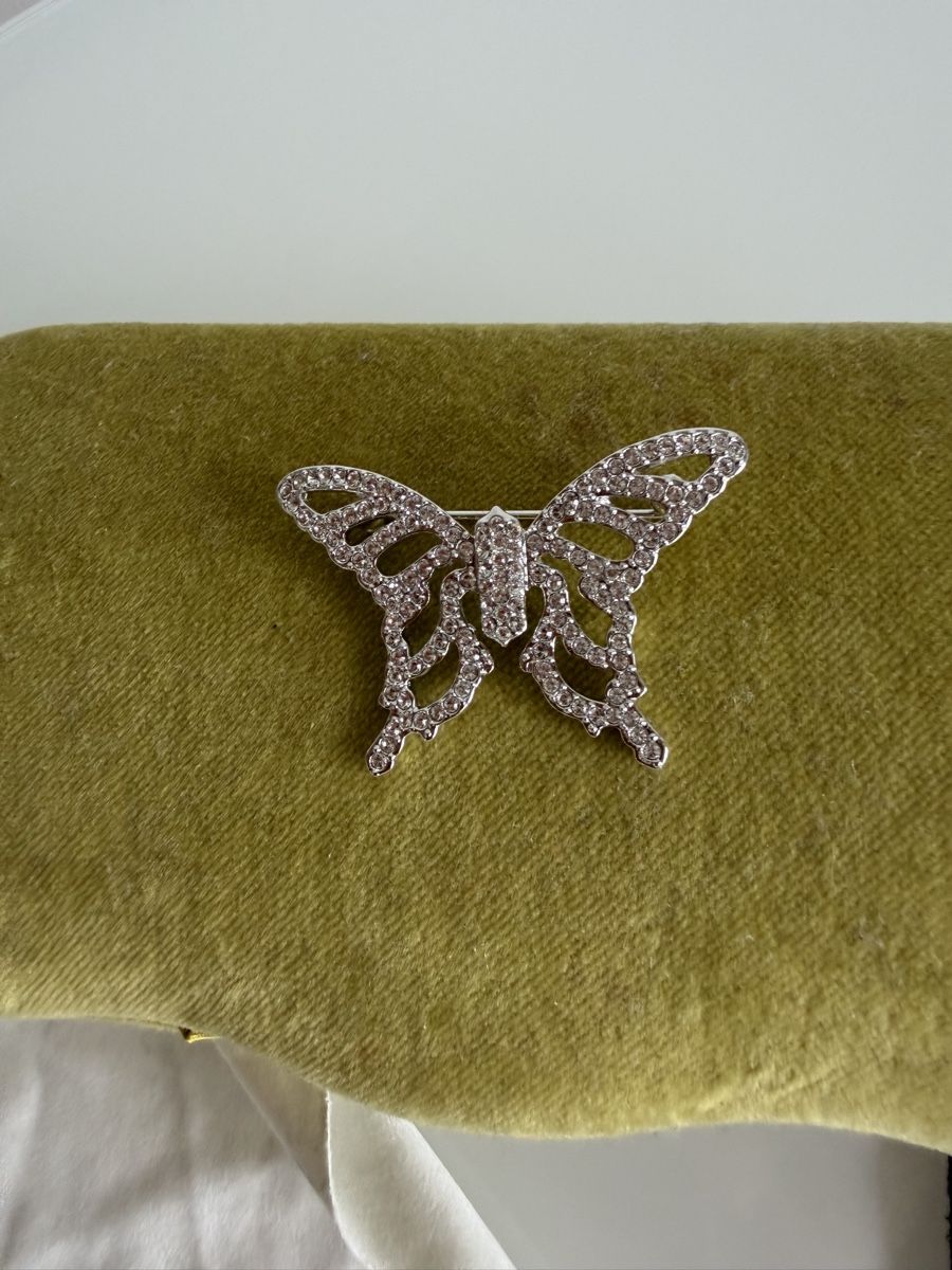 Swarovski Spille & Fermagli: Broche papillon Swarovski ornée de strass – Usato da Cressier FR venduto da Kvito4ka 9