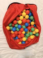 Bällebad mit bunten Kugeln, Sommerfest Spass 🥳