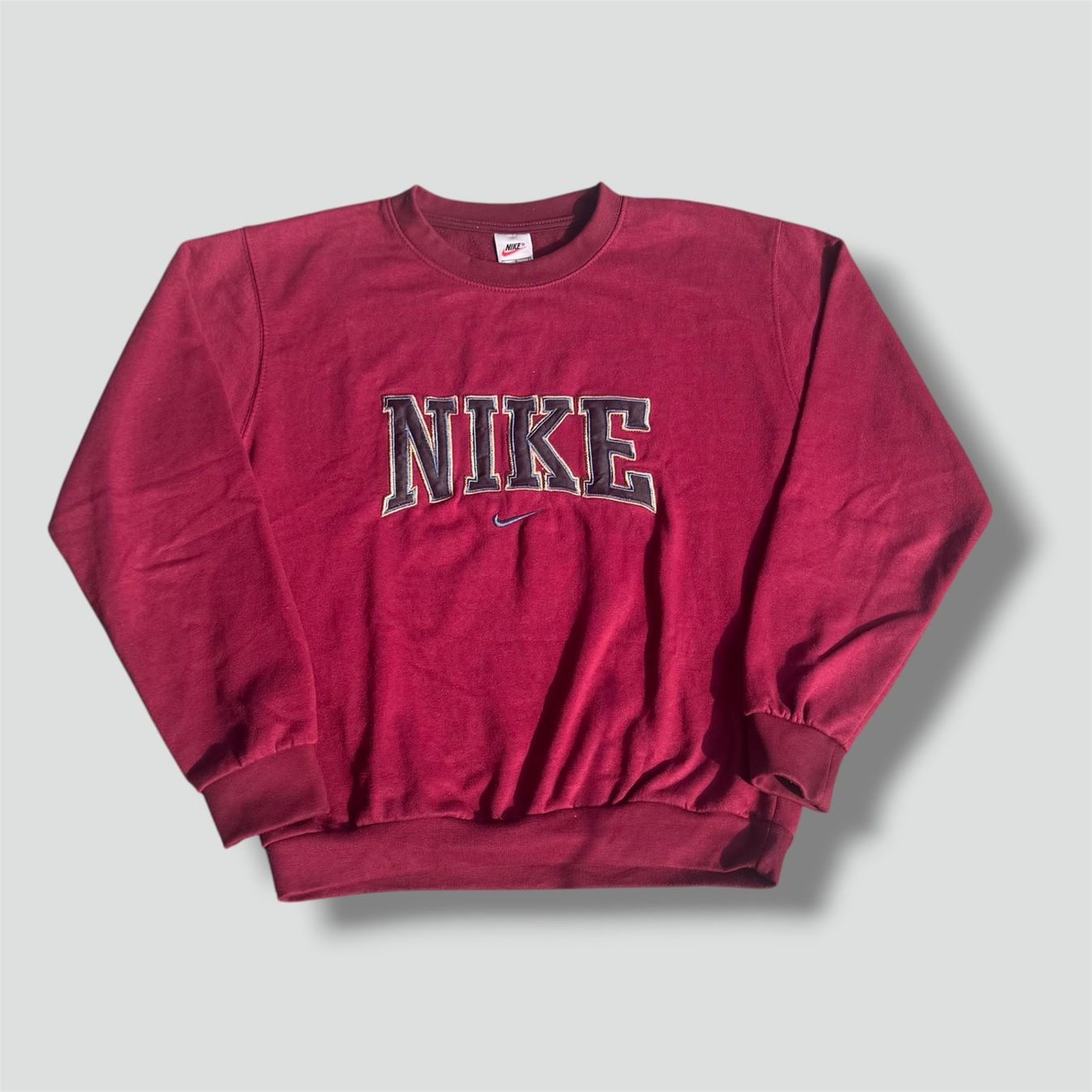 Pullover & Sweatshirts: Nike vintage 90s burgundy sweatshirt retro pull – Gebraucht aus St. Gallen von sourced_limited