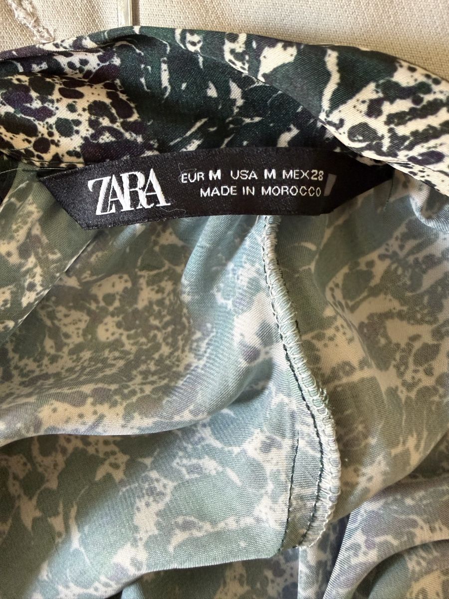 Zara Tops: ZARA PRINTED SATIN BLOUSE – Neuf (Voir description) à Genève par yav_9r9f 3