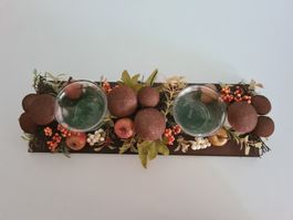 Herbstliche Tischdekoration mit zwei Kerzen Gläsern