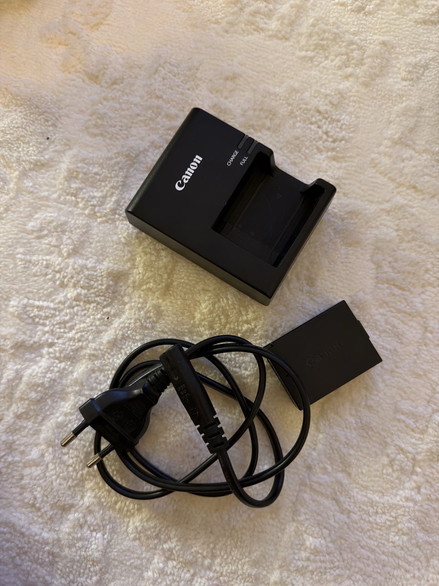 Canon Fotocamera: Canon EOS 1300D camera kit with bag and lenses – Usato da Romanel-s-Lausanne venduto da hug_9yzn 5