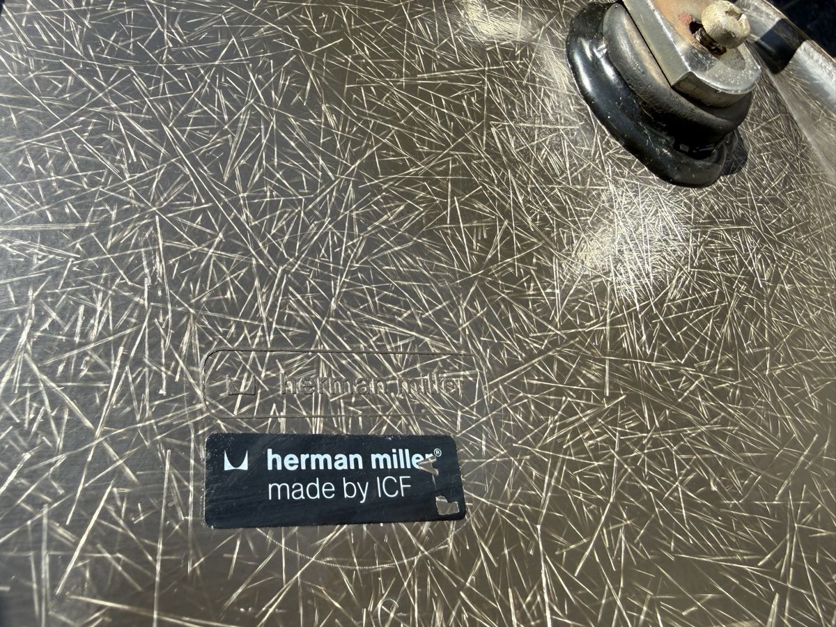 Herman Miller Stühle: 2 Eames ancienne production 1 navy blue et 1 elephant grey – Gebraucht aus Fribourg von dz82 5